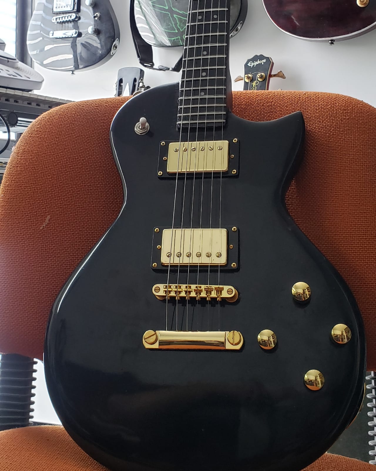 Guitarra negra fabricada por Boreal Guitars